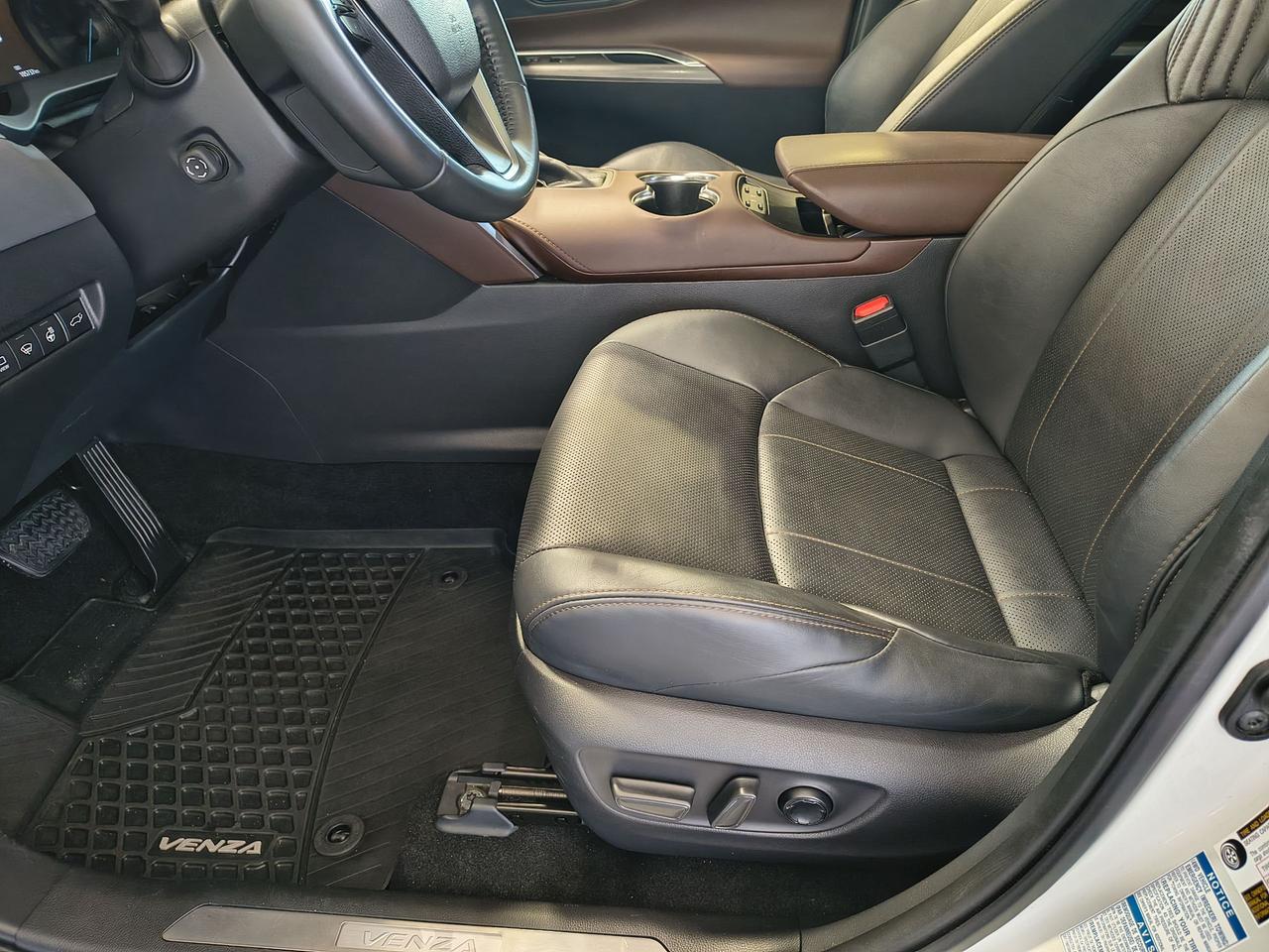 2021 Toyota Venza LIMITED AWD Photo0