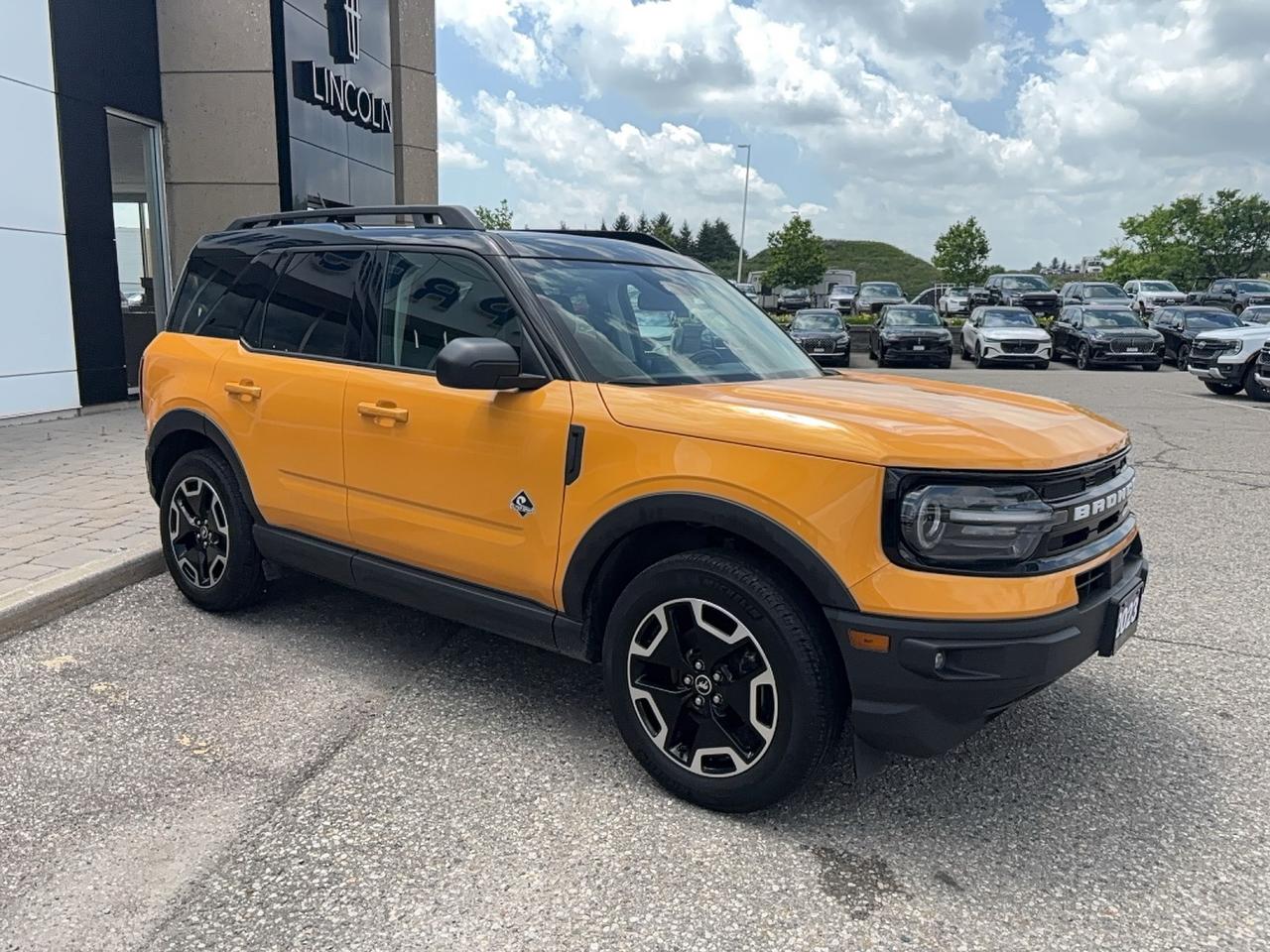 2023 Ford Bronco Sport LOCAL TRADE! TECH PACK! WIRELESS CHARGING, COPILOT Photo2
