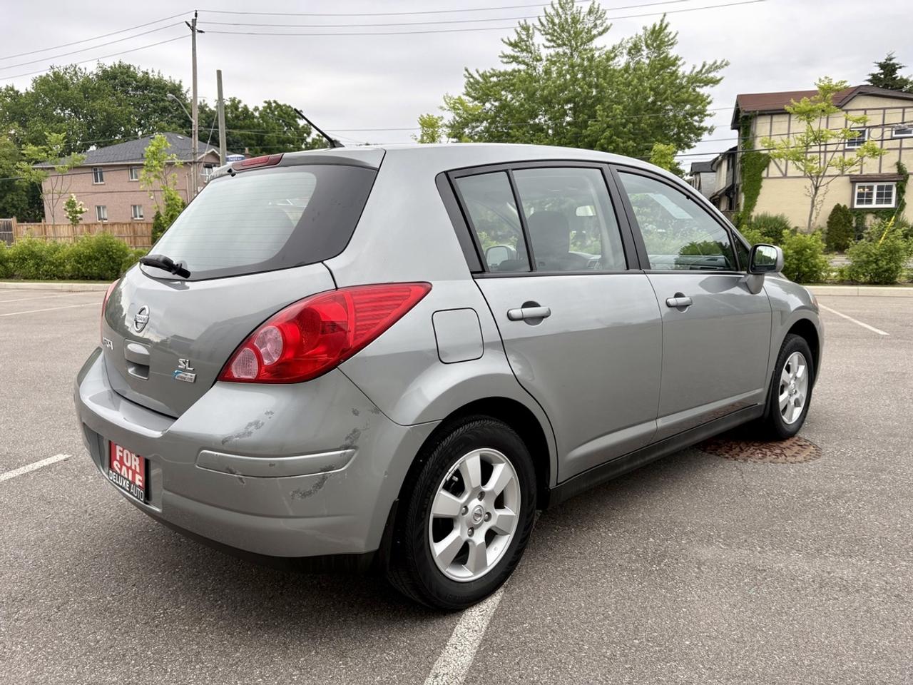 2011 Nissan Versa SL Photo4
