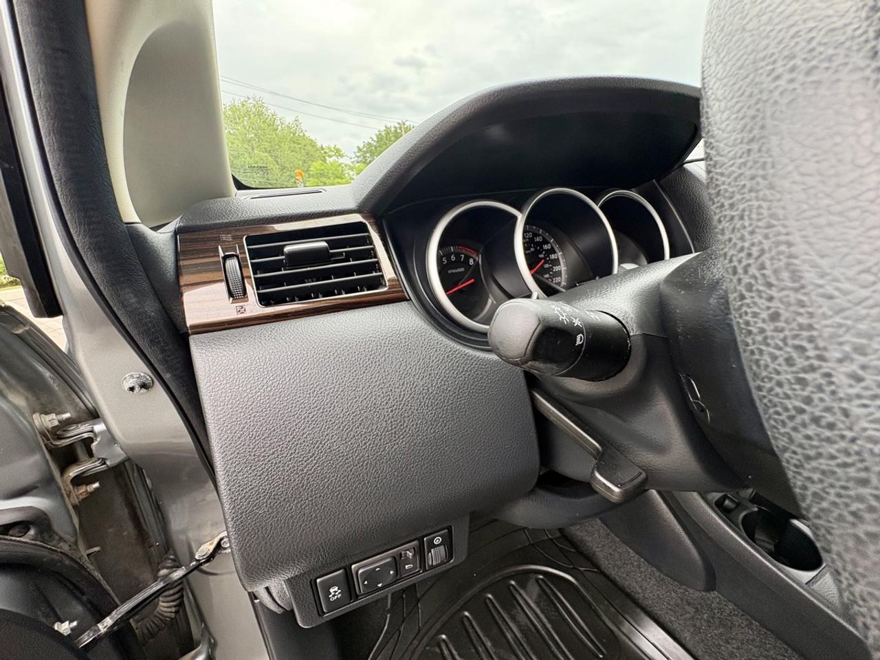 2011 Nissan Versa SL Photo