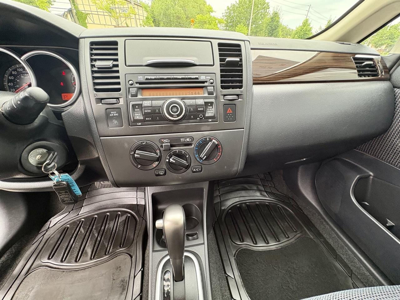 2011 Nissan Versa SL Photo