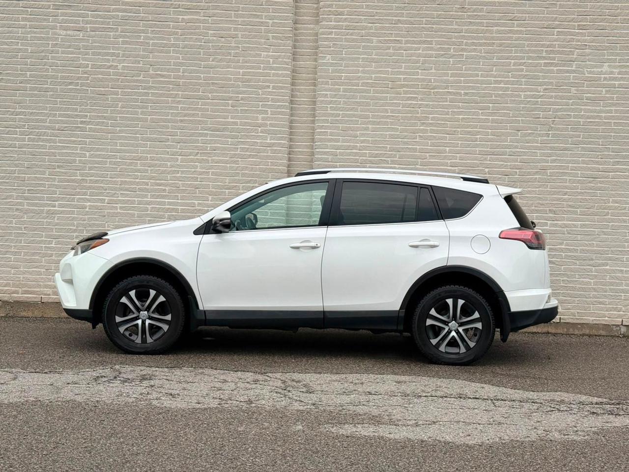 2016 Toyota RAV4 LE AWD Photo2