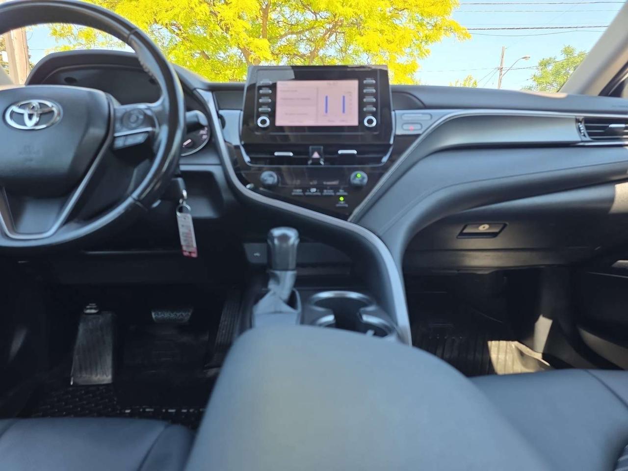 2021 Toyota Camry SE Auto * CAMERA / LANE ASSIST / ALLOYS / HEATED SEATS / SPOILER Photo