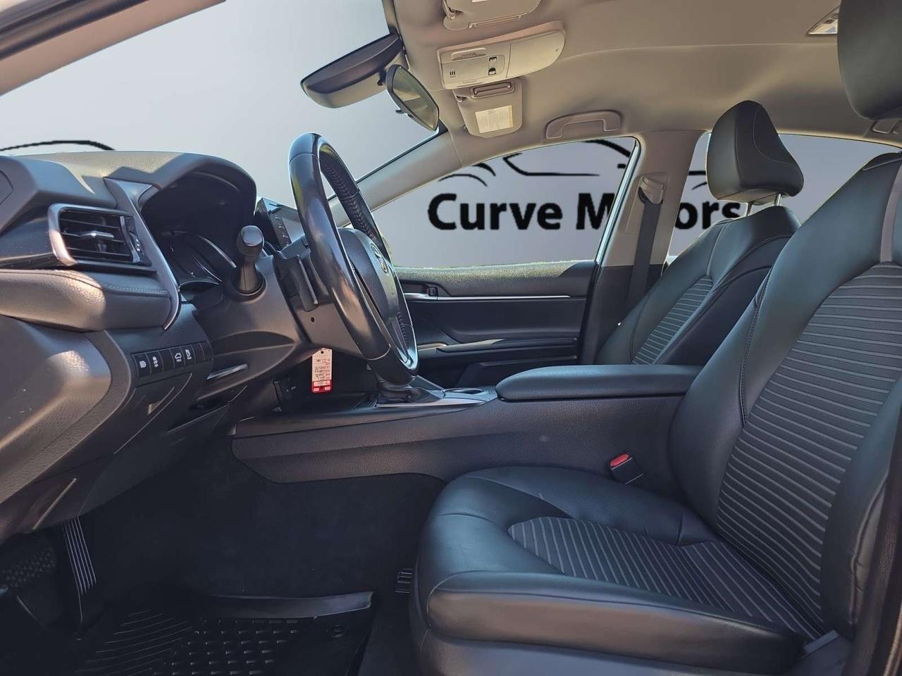 2021 Toyota Camry SE Auto * CAMERA / LANE ASSIST / ALLOYS / HEATED SEATS / SPOILER Photo