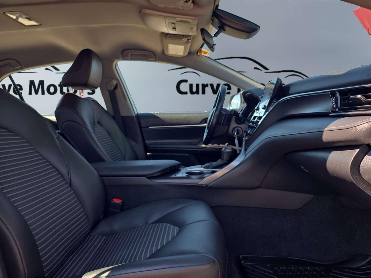2021 Toyota Camry SE Auto * CAMERA / LANE ASSIST / ALLOYS / HEATED SEATS / SPOILER Photo
