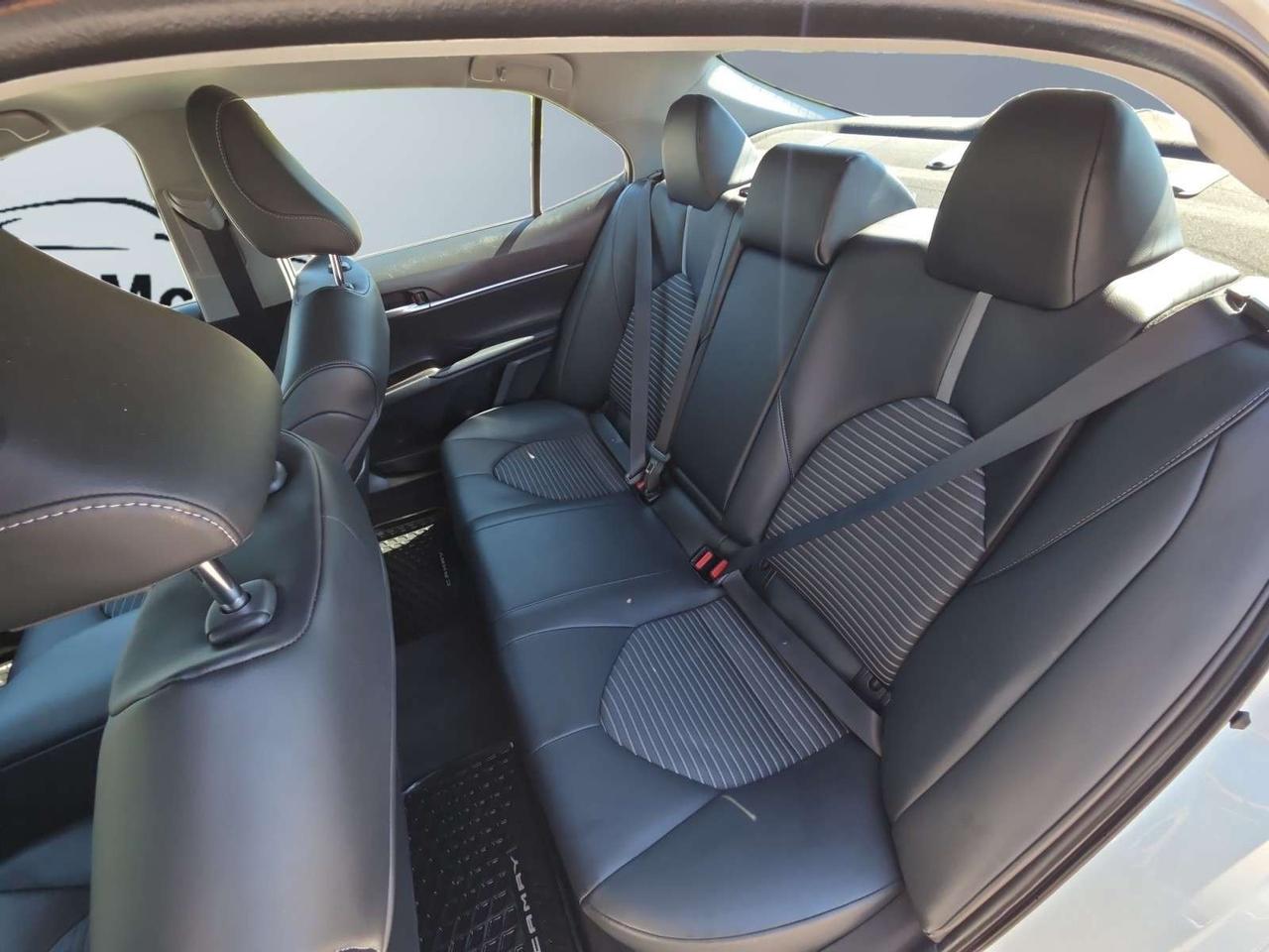 2021 Toyota Camry SE Auto * CAMERA / LANE ASSIST / ALLOYS / HEATED SEATS / SPOILER Photo