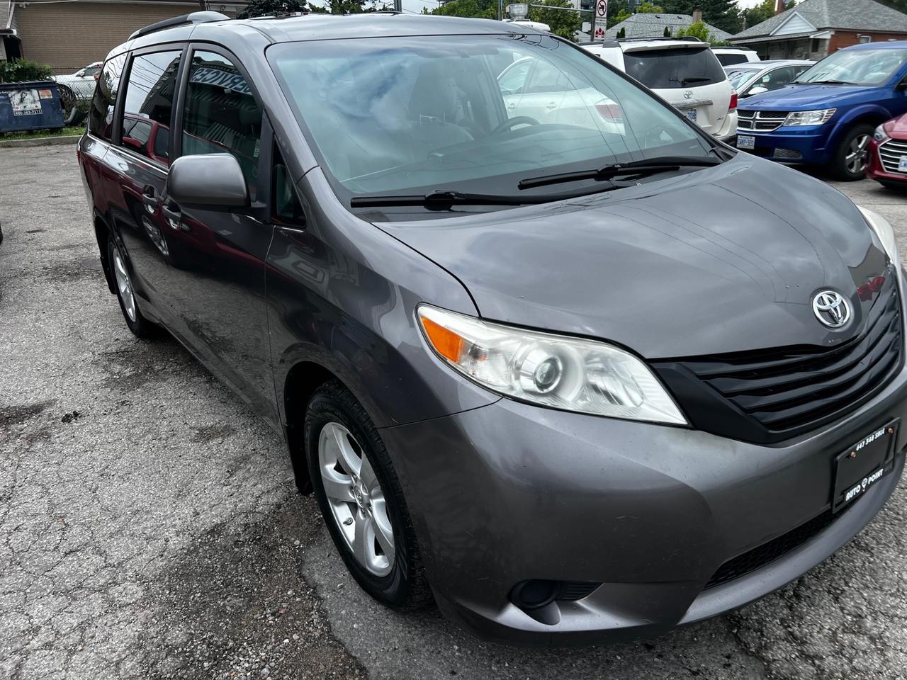 2017 Toyota Sienna 5DR 7-PASS FWD Photo