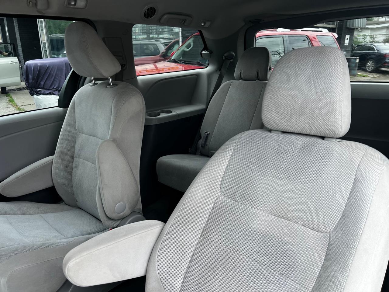 2017 Toyota Sienna 5DR 7-PASS FWD Photo
