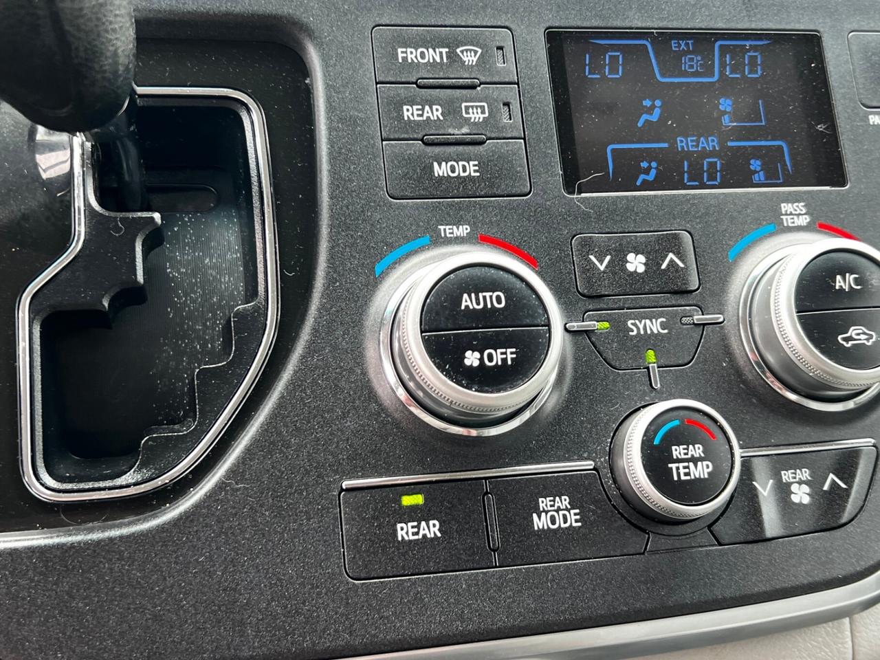 2017 Toyota Sienna 5DR 7-PASS FWD Photo
