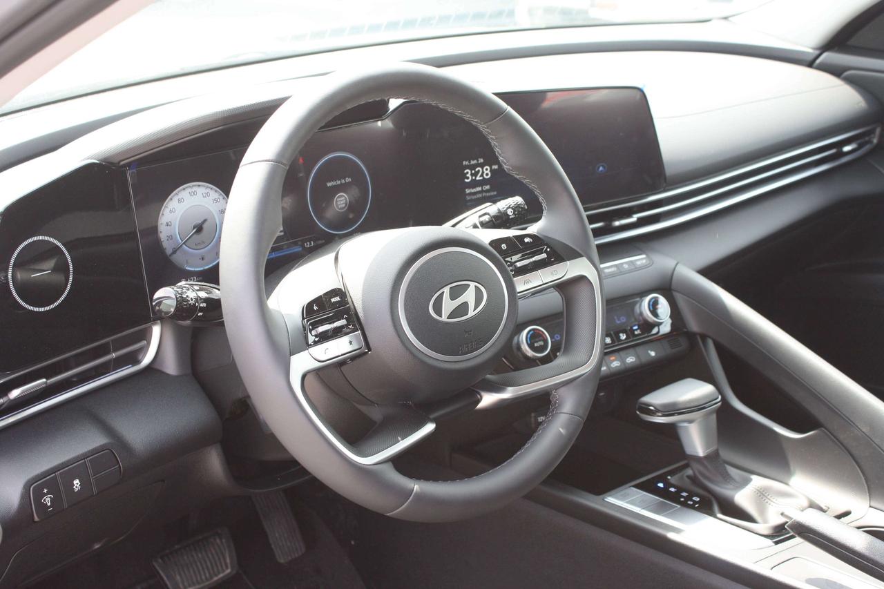 2026 Hyundai Elantra Demo Special / Rates from 0% / Winter Tires Photo