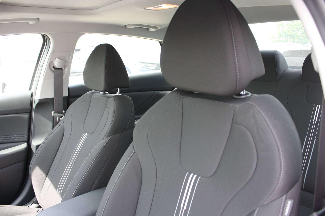 2026 Hyundai Elantra Demo Special / Rates from 0% / Winter Tires Photo