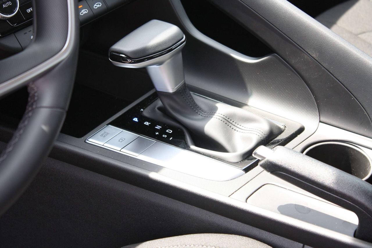 2026 Hyundai Elantra Demo Special / Rates from 0% / Winter Tires Photo
