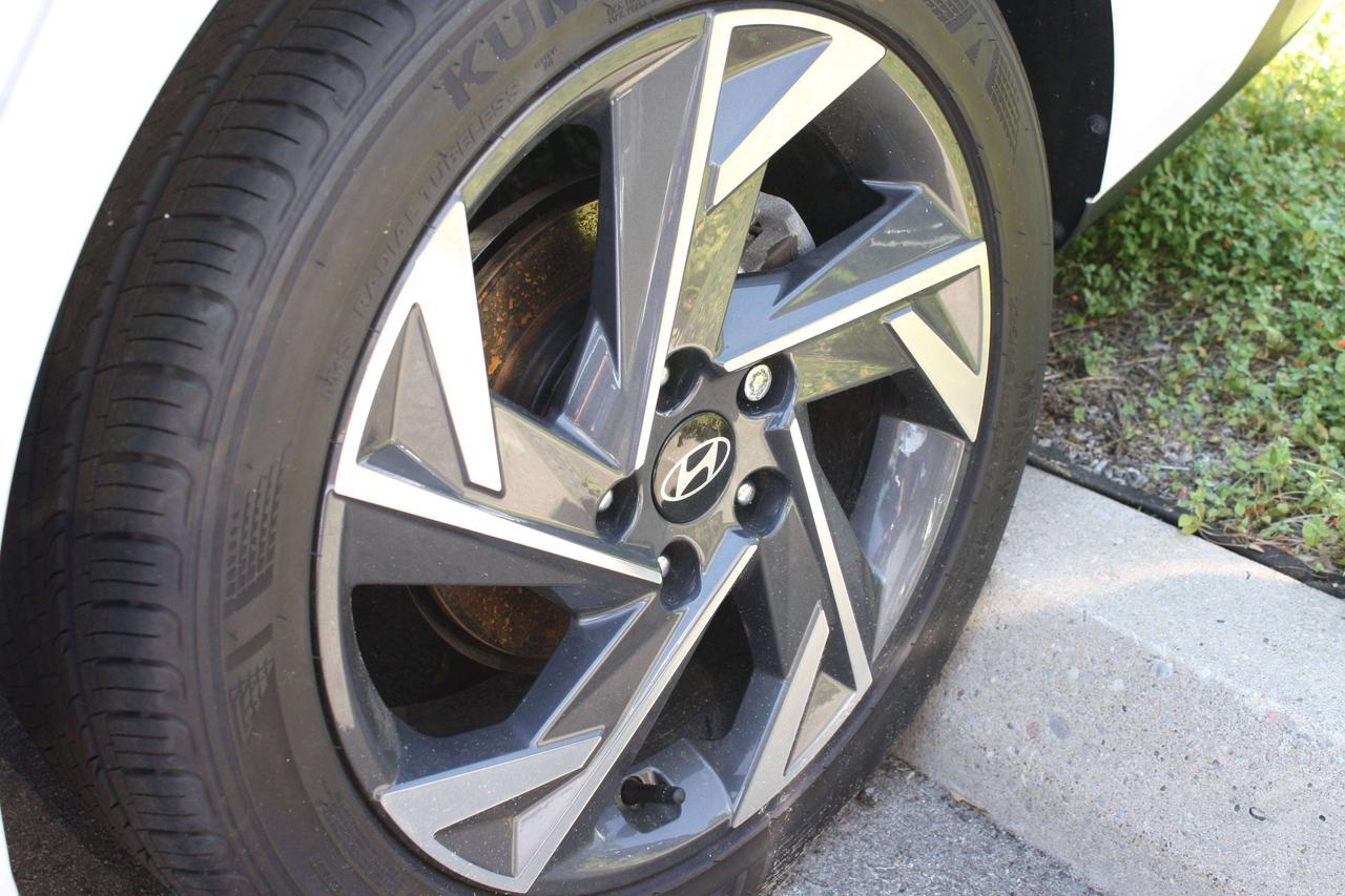 2026 Hyundai Elantra Demo Special / Rates from 0% / Winter Tires Photo