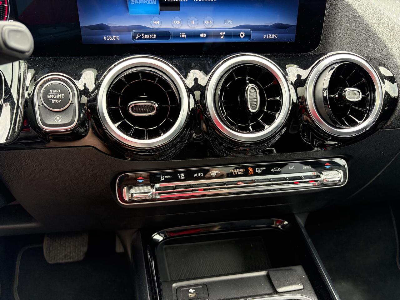 2026 Mercedes-Benz GLA GLA 250/HEATED SEATS/SUN ROOF/CALL PICTON Photo
