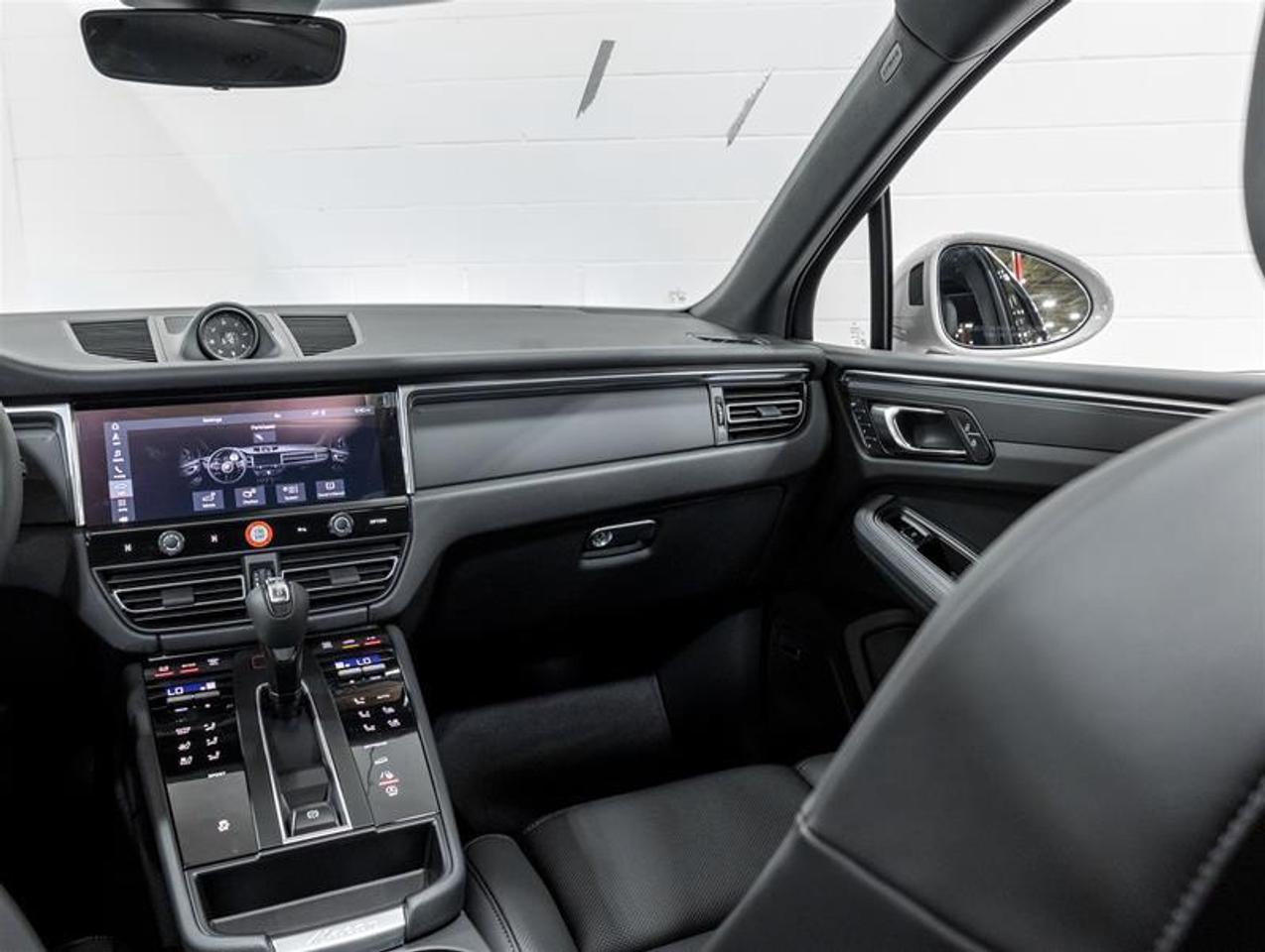 2026 Porsche Macan  Photo