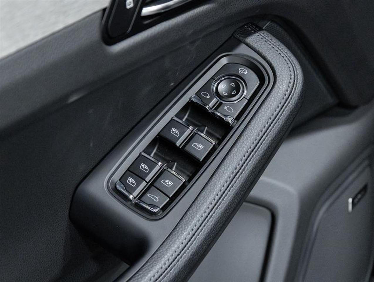 2026 Porsche Macan  Photo