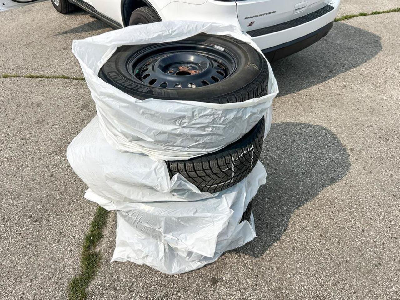 2024 Dodge Durango SXT | Clean CarFax | Ontario Vehicle | Two Sets of Michelin Tires | 7 Passenger | Very Clean | Photo