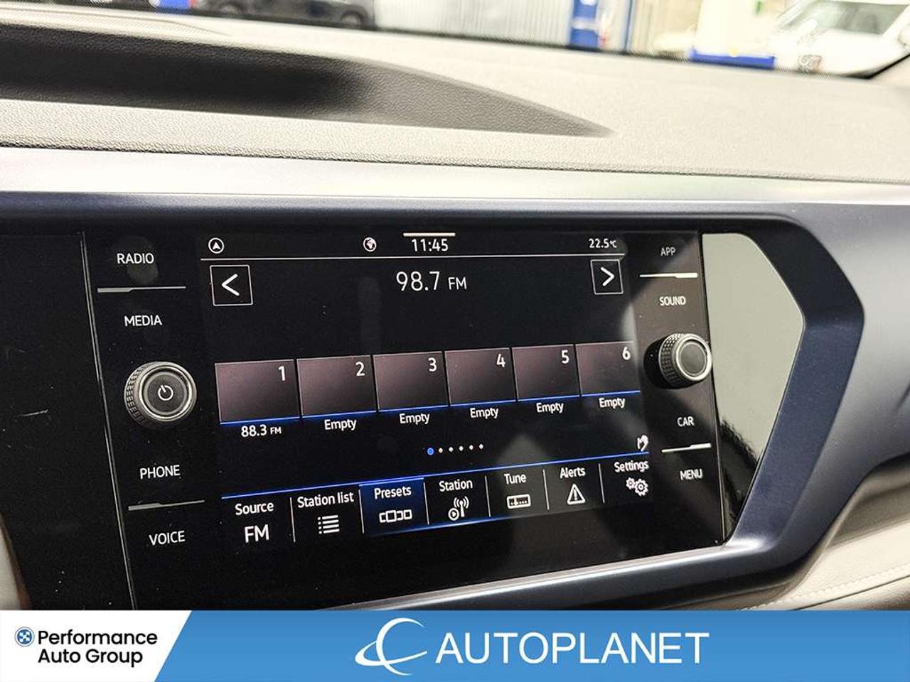 2024 Volkswagen Taos Comfortline, Heated Seats, Back Up Cam, Bluetooth! Photo
