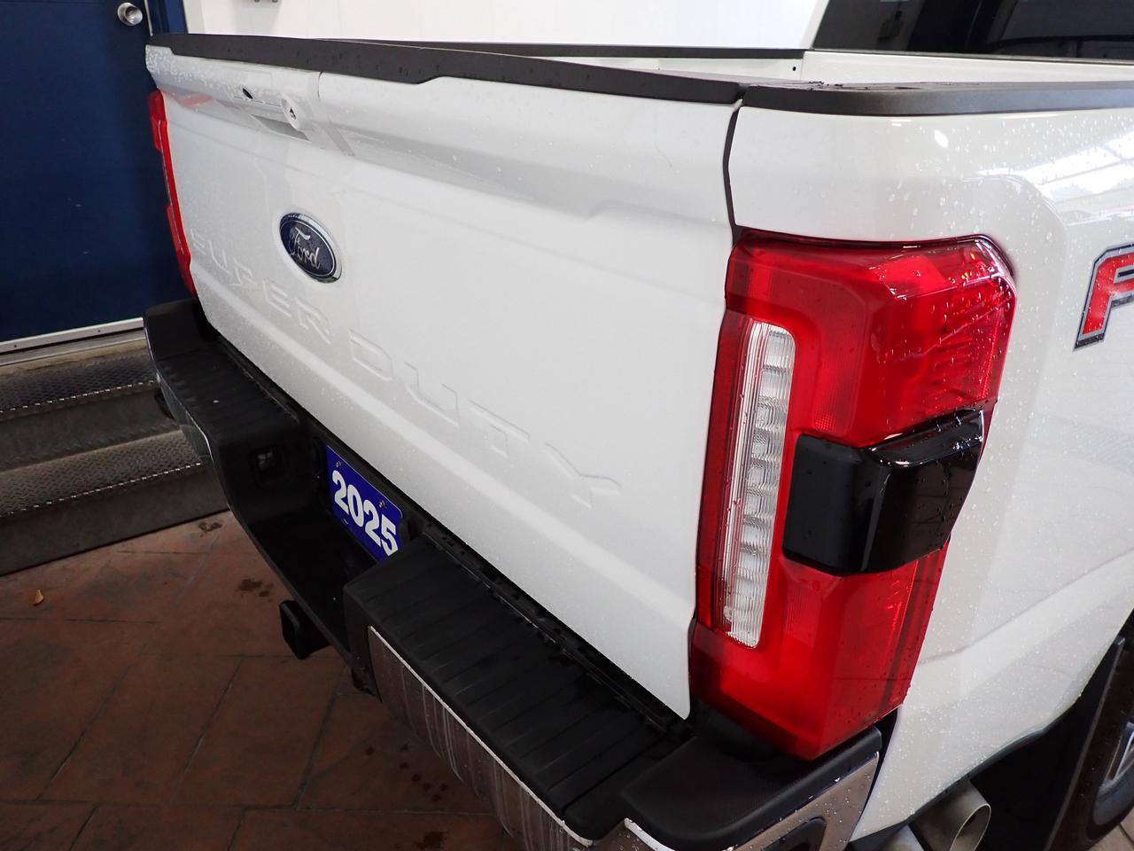 2025 Ford SUPER DUTY F-250 SRW LARIAT CREW CAB 4WD 6.5' BOX *DIESEL* Photo