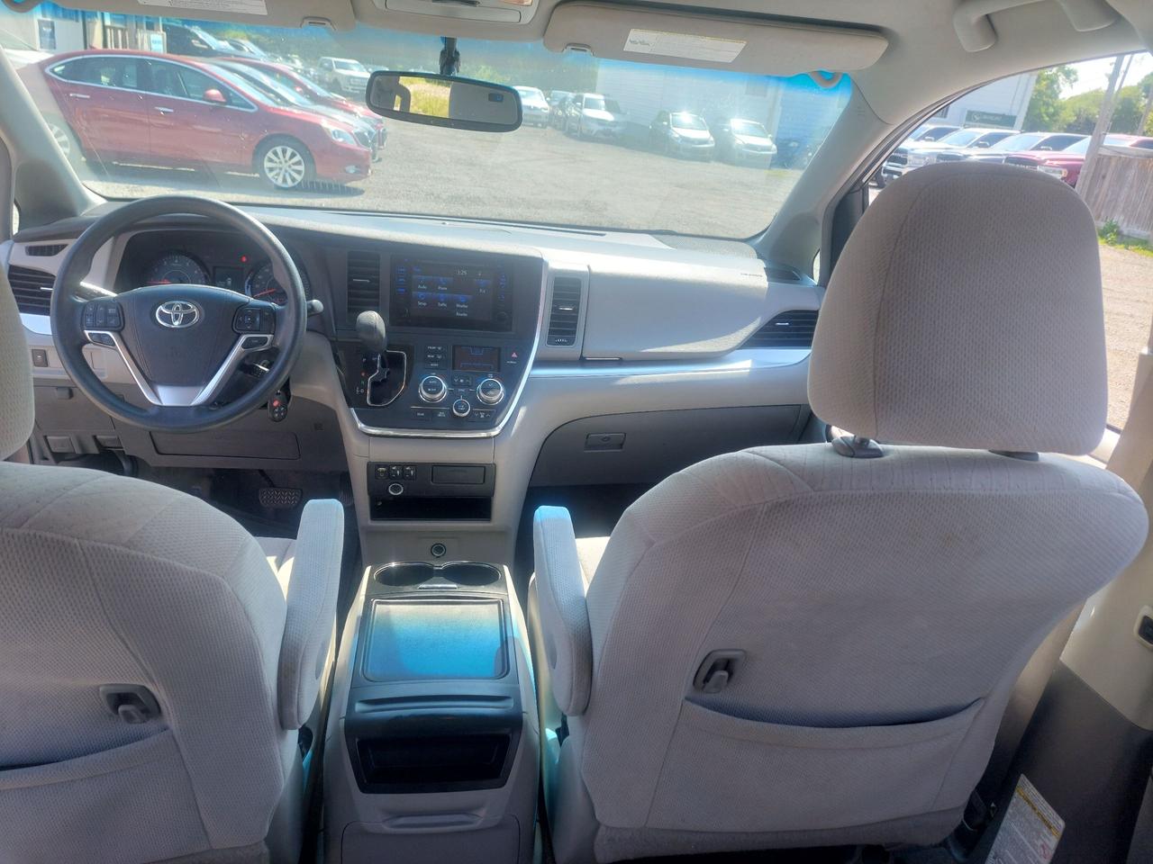2016 Toyota Sienna 5DR LE 8-PASS FWD Photo