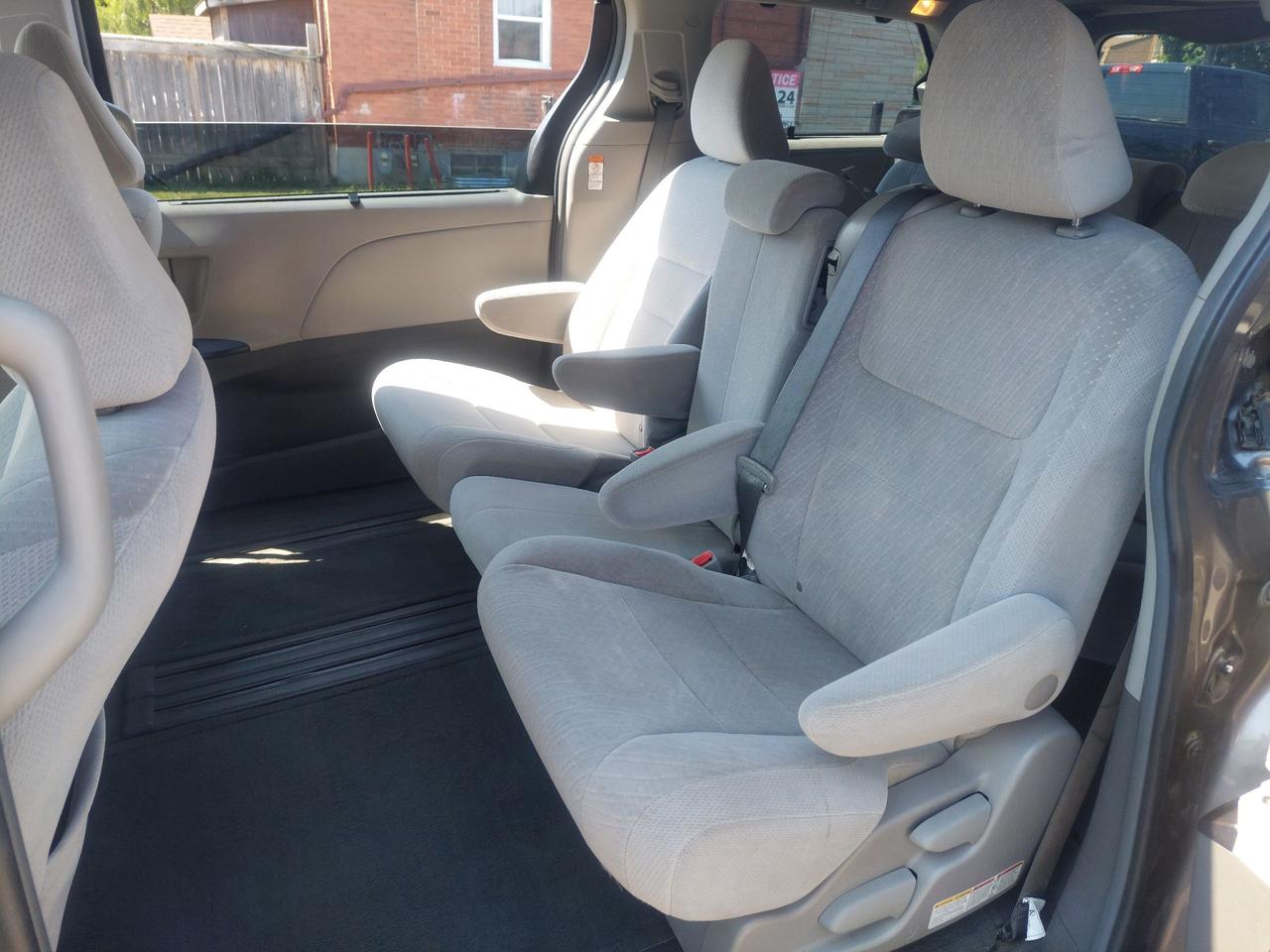 2016 Toyota Sienna 5DR LE 8-PASS FWD Photo