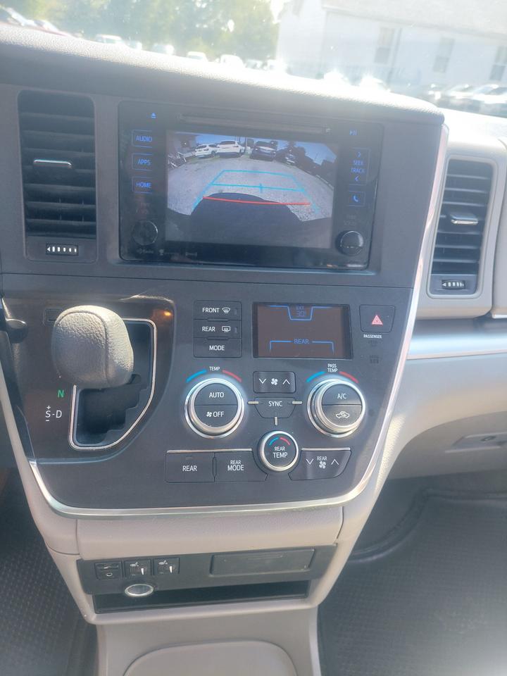 2016 Toyota Sienna 5DR LE 8-PASS FWD Photo