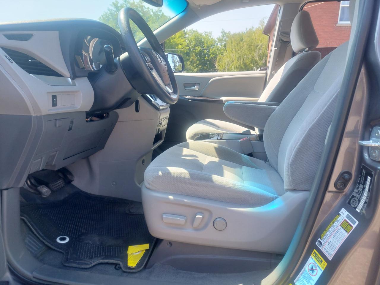 2016 Toyota Sienna 5DR LE 8-PASS FWD Photo