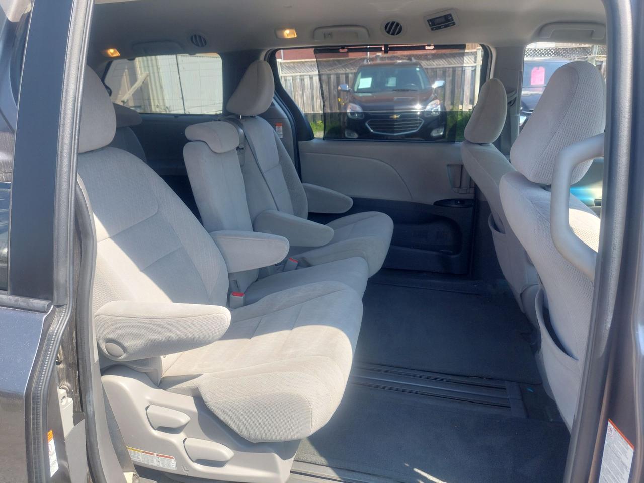 2016 Toyota Sienna 5DR LE 8-PASS FWD Photo