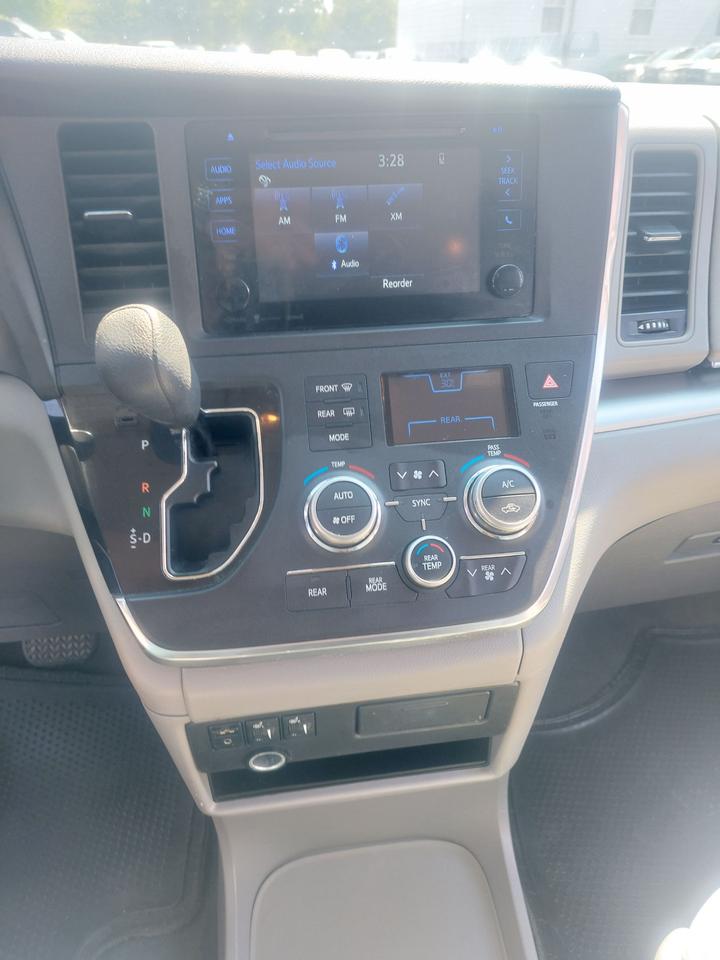 2016 Toyota Sienna 5DR LE 8-PASS FWD Photo