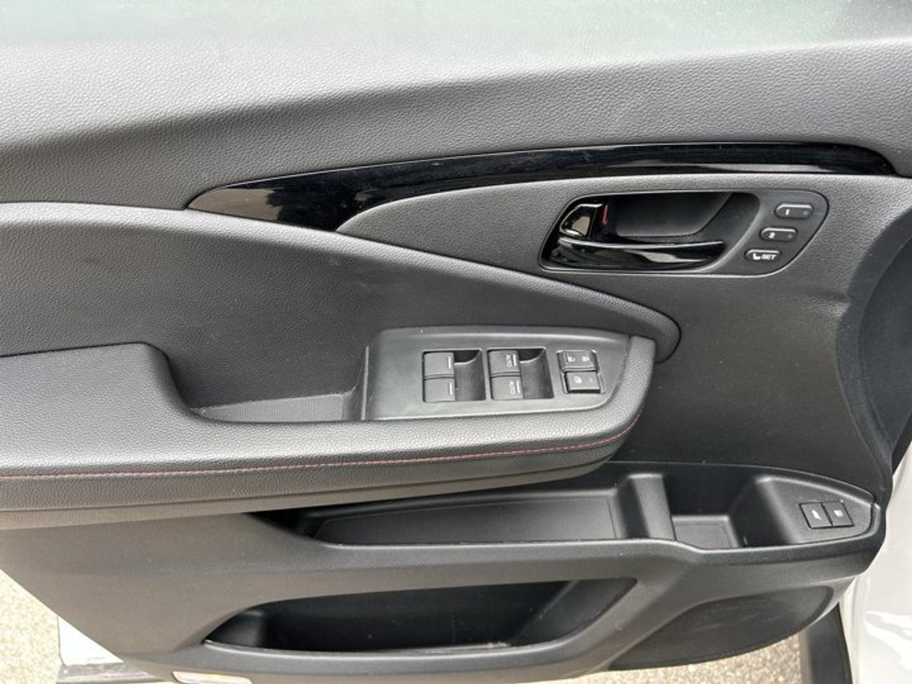 2024 Honda Passport Black Edition AWD | No Accidents | Vent. Front Seats Photo