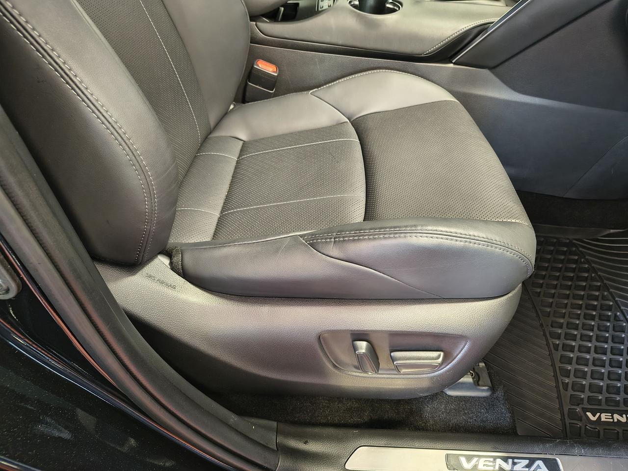 2022 Toyota Venza XLE Photo0