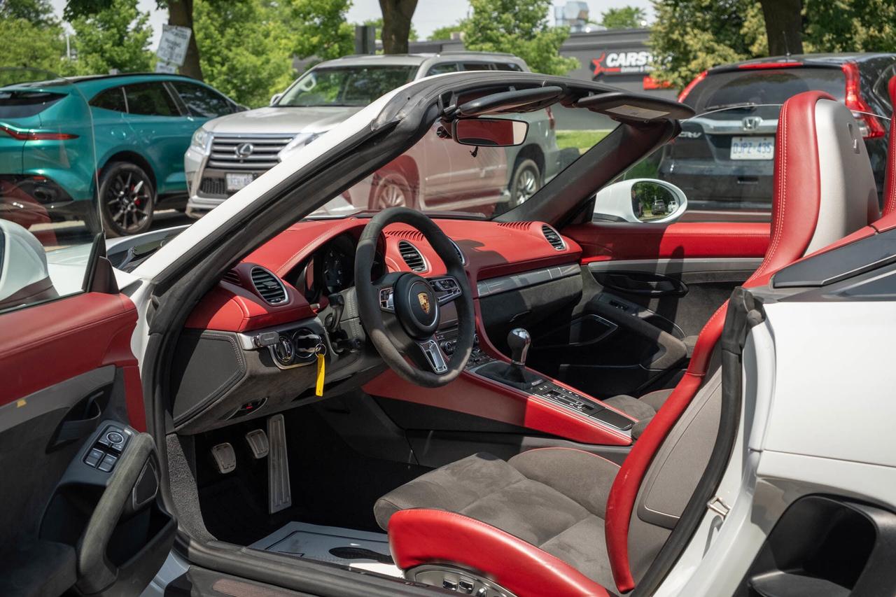 2021 Porsche 718 Spyder 6-speed manual   Spyder Classic Interior Photo
