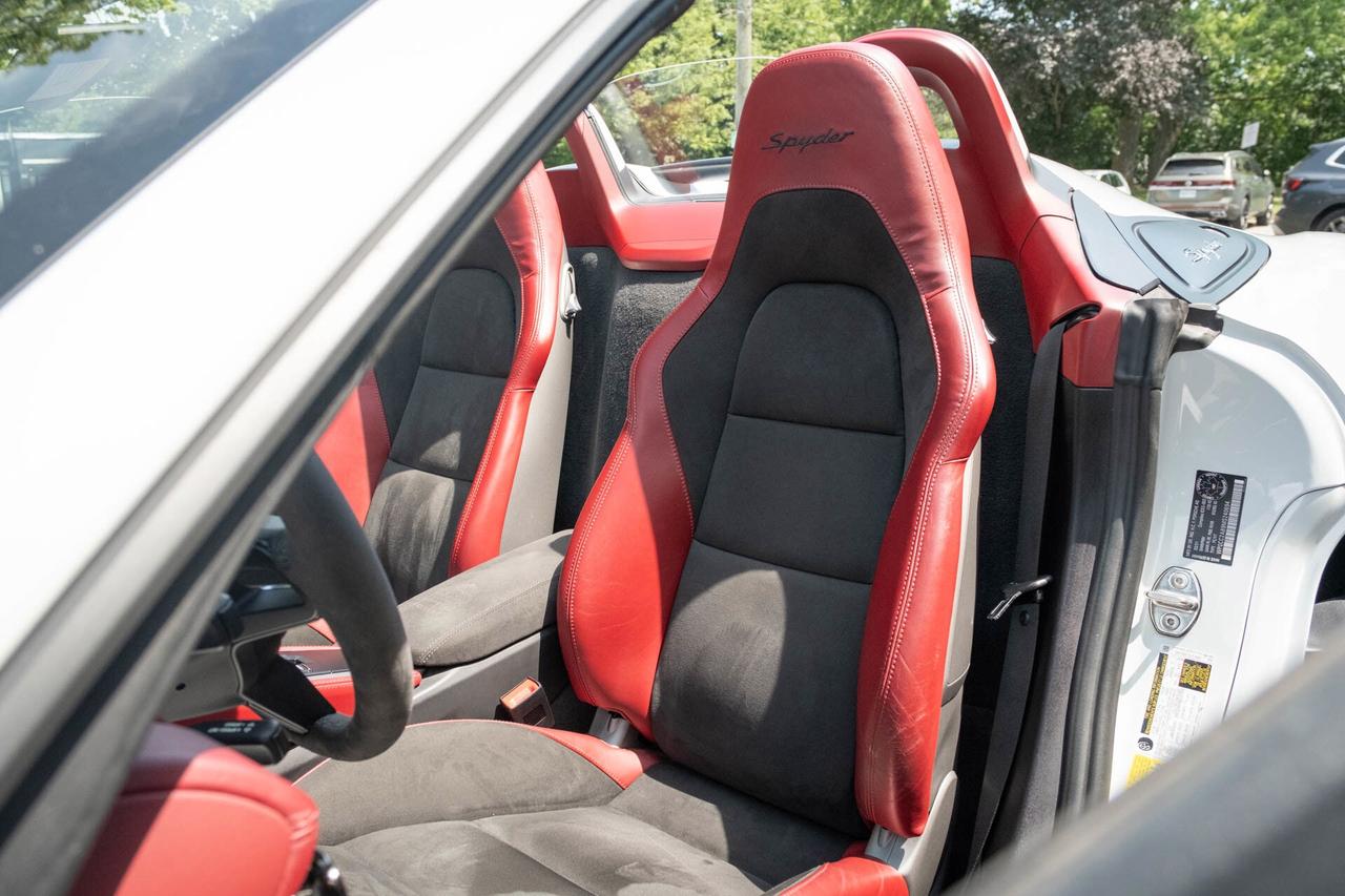 2021 Porsche 718 Spyder 6-speed manual   Spyder Classic Interior Photo