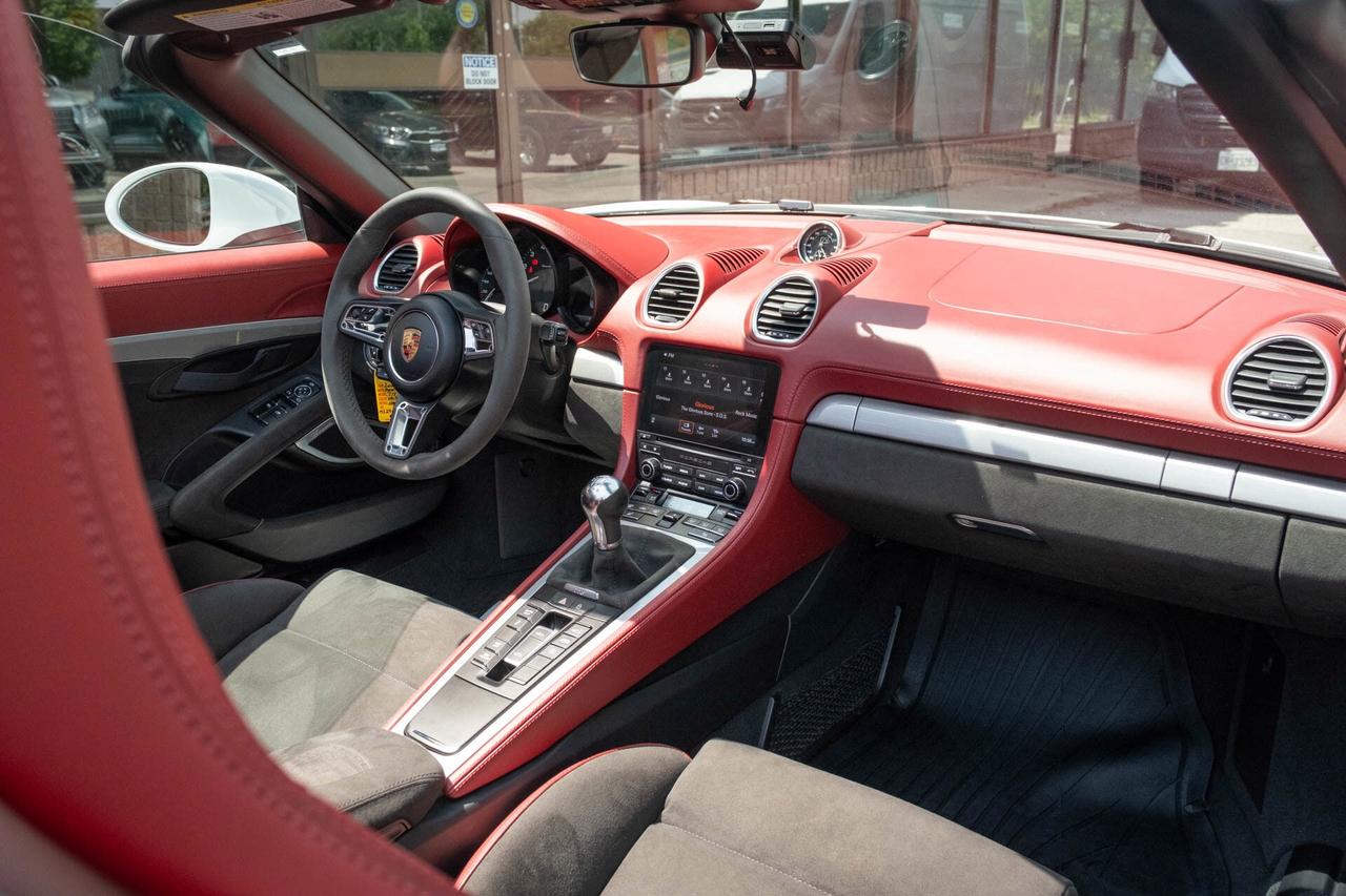 2021 Porsche 718 Spyder 6-speed manual   Spyder Classic Interior Photo