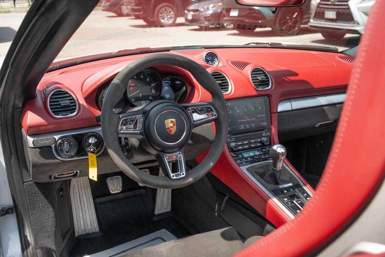 2021 Porsche 718 Spyder 6-speed manual   Spyder Classic Interior Photo