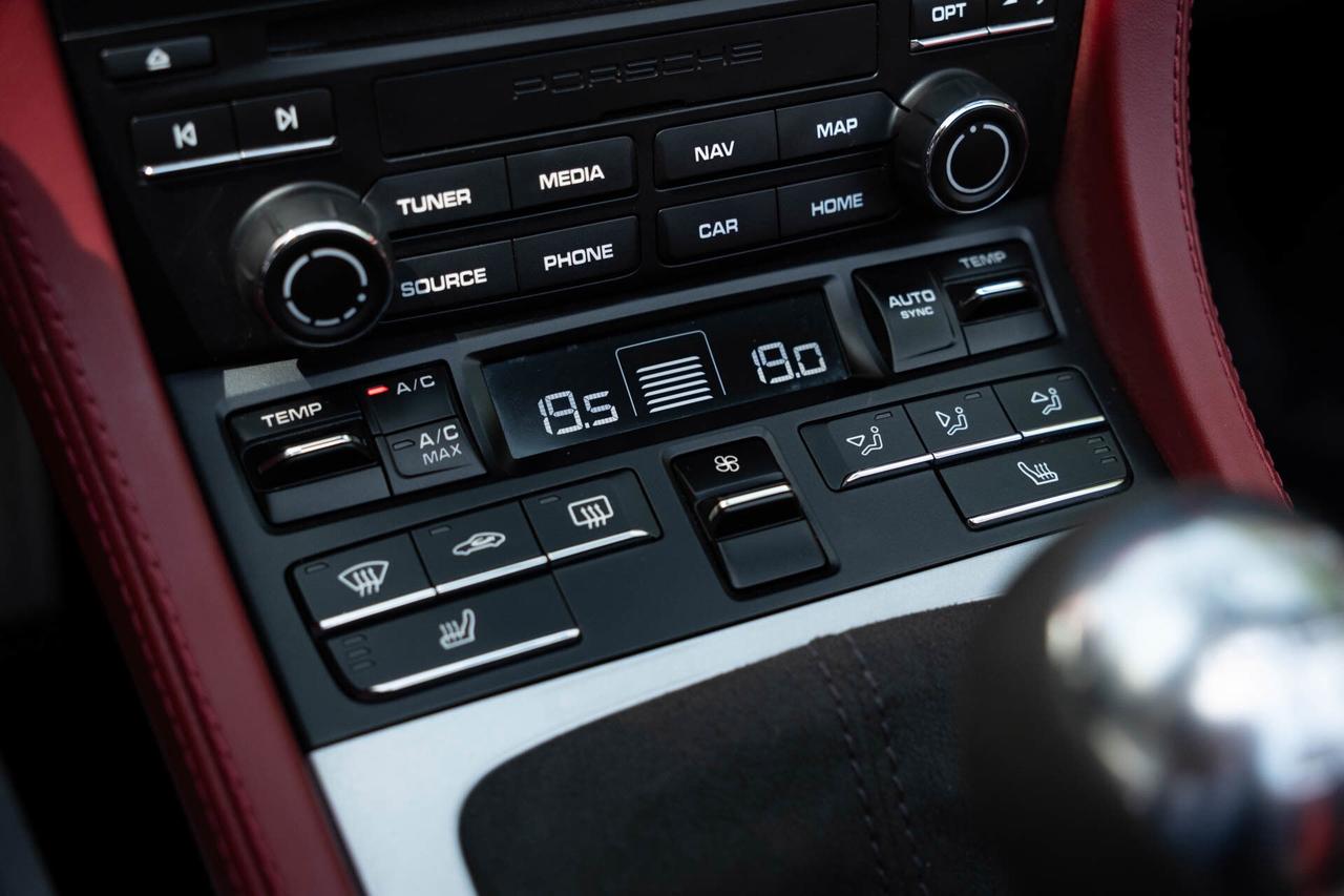2021 Porsche 718 Spyder 6-speed manual   Spyder Classic Interior Photo