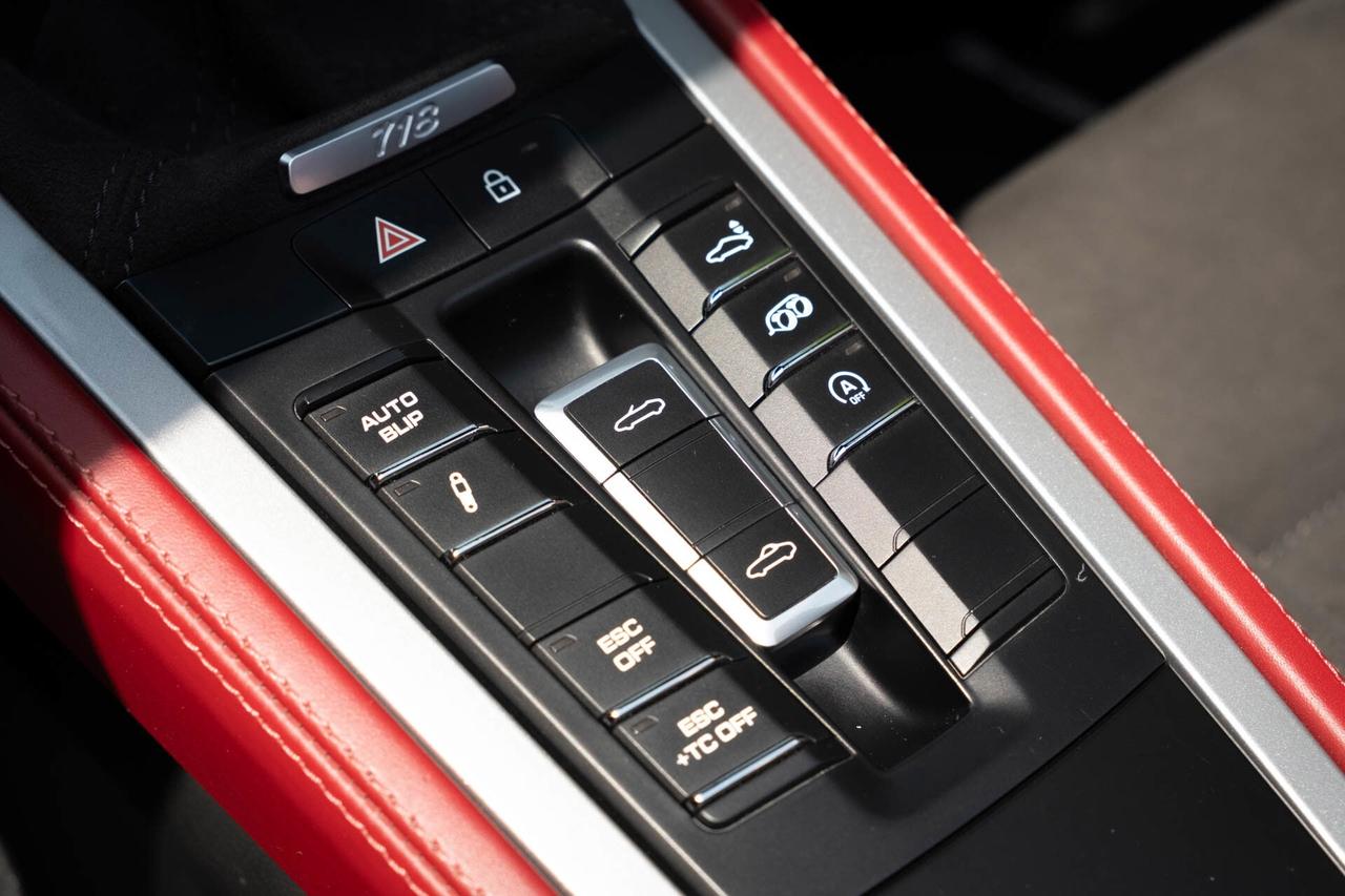2021 Porsche 718 Spyder 6-speed manual   Spyder Classic Interior Photo
