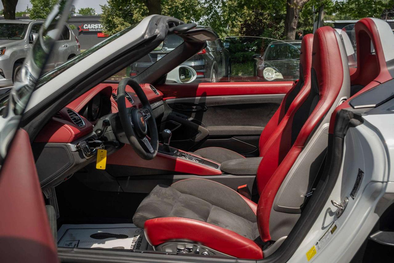 2021 Porsche 718 Spyder 6-speed manual   Spyder Classic Interior Photo