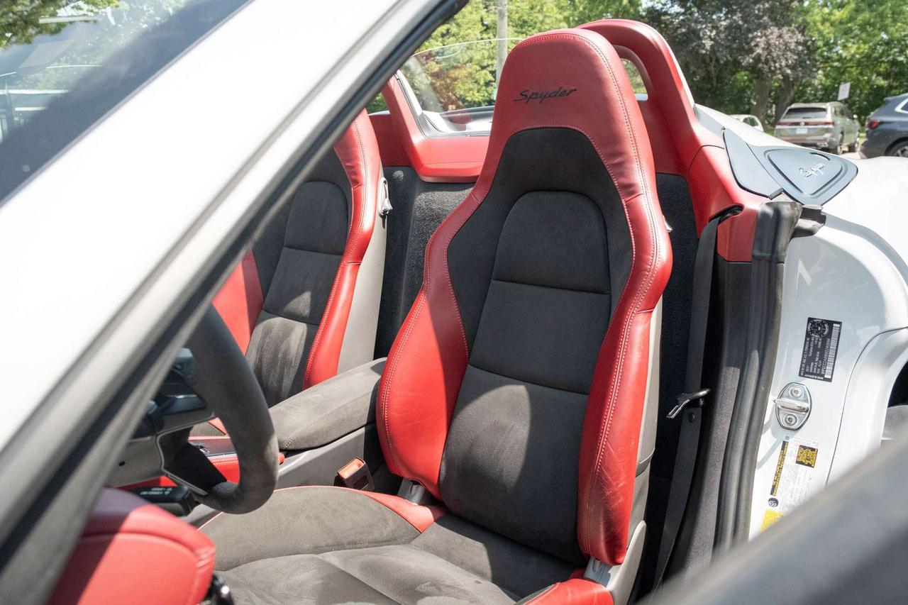 2021 Porsche 718 Spyder 6-speed manual   Spyder Classic Interior Photo