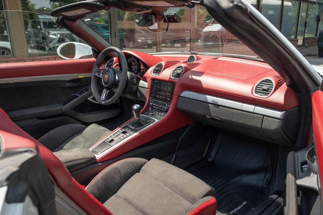 2021 Porsche 718 Spyder 6-speed manual   Spyder Classic Interior Photo