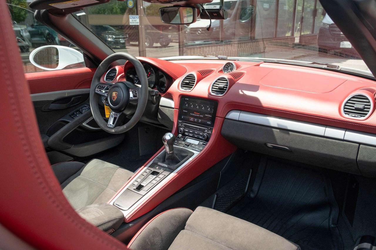 2021 Porsche 718 Spyder 6-speed manual   Spyder Classic Interior Photo