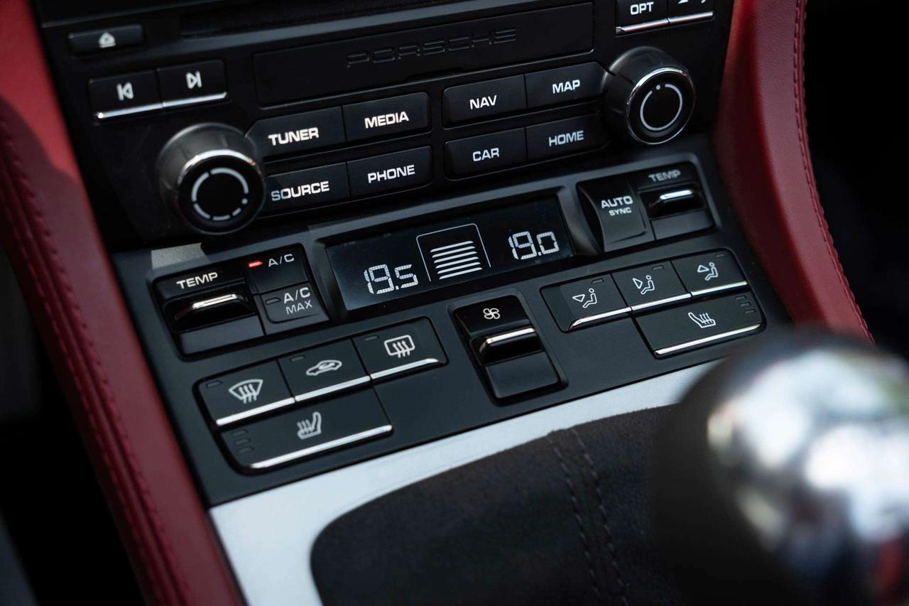 2021 Porsche 718 Spyder 6-speed manual   Spyder Classic Interior Photo
