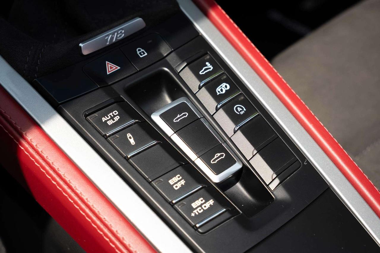 2021 Porsche 718 Spyder 6-speed manual   Spyder Classic Interior Photo