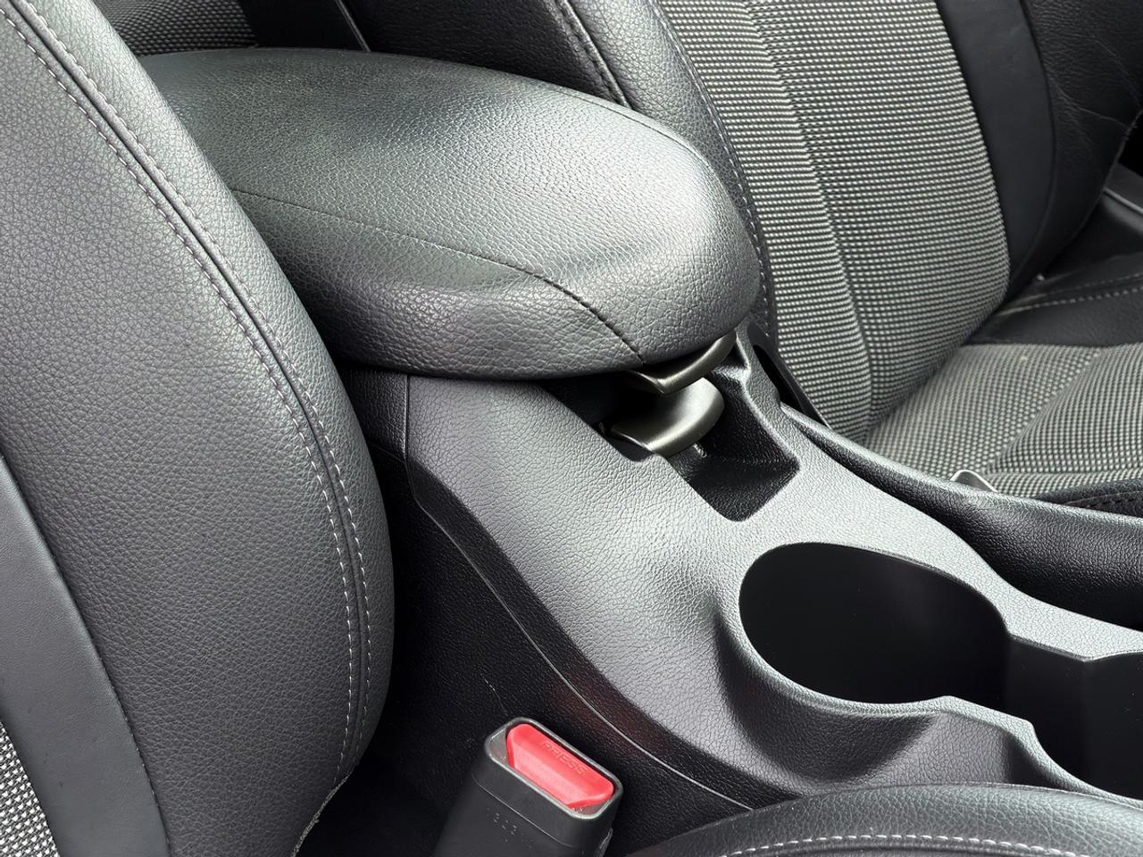 2013 Hyundai Veloster w/Tech pkg Photo