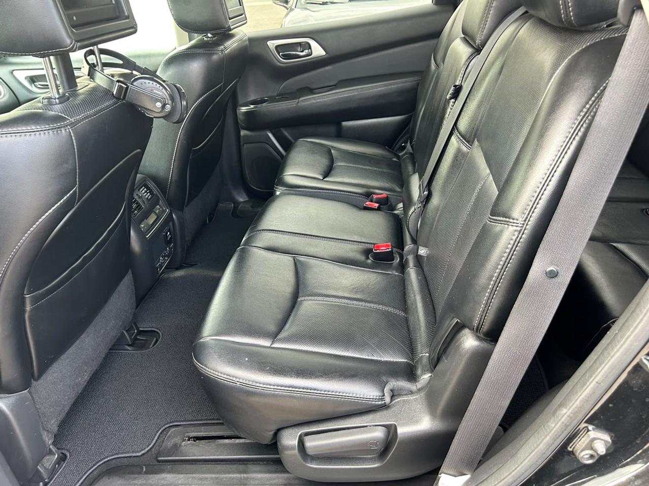 2016 Nissan Pathfinder SL Photo2