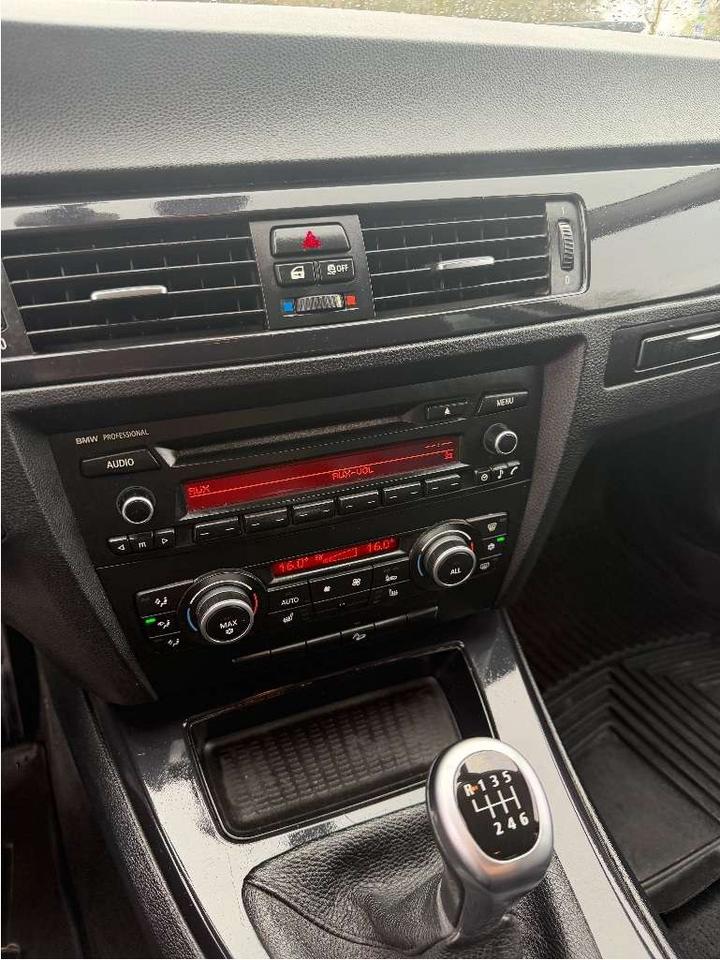 2011 BMW 3 Series bmw 328i x drive , 6 speed manual. Photo