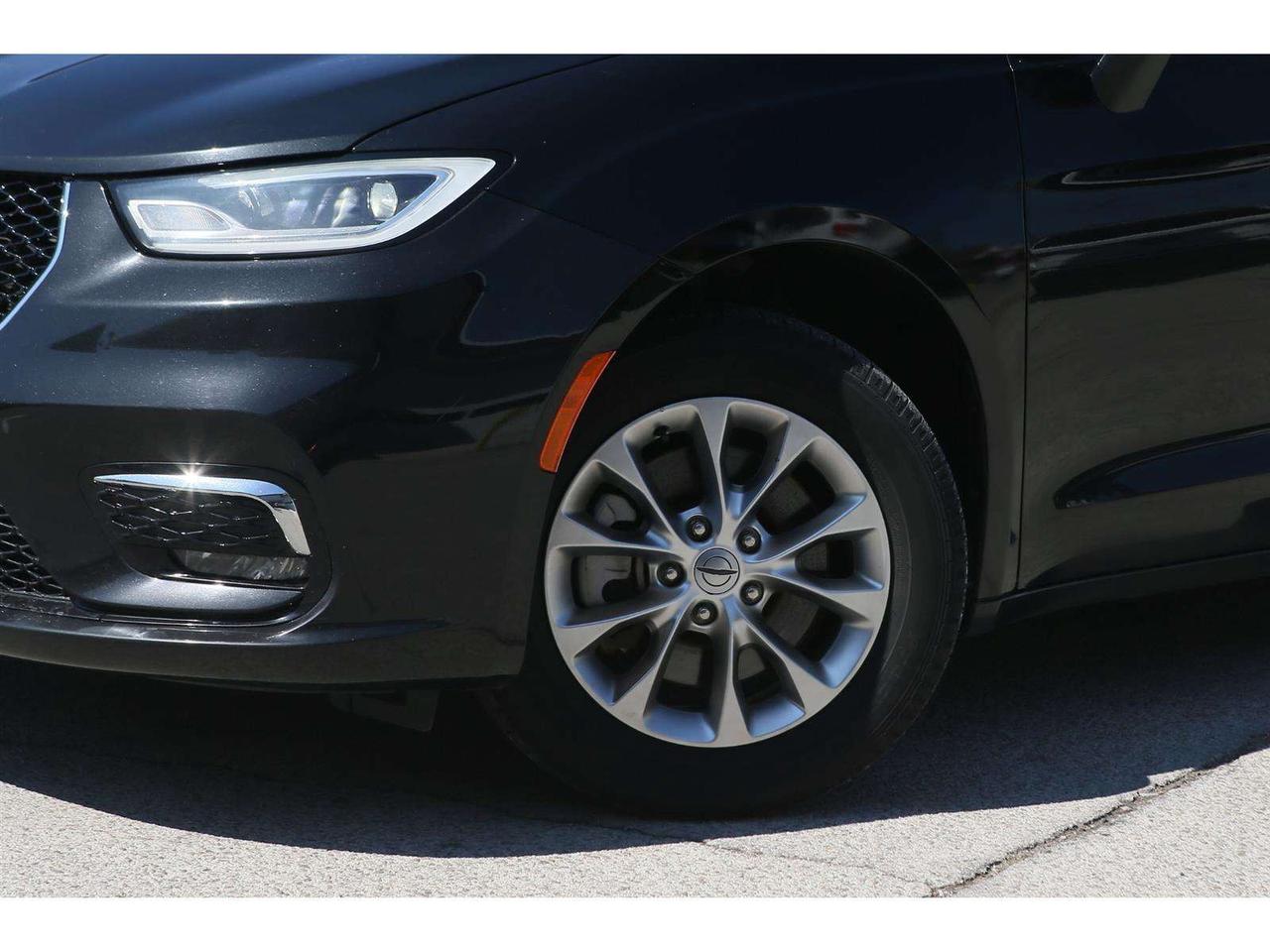 2023 Chrysler Pacifica Touring L  AWD Photo