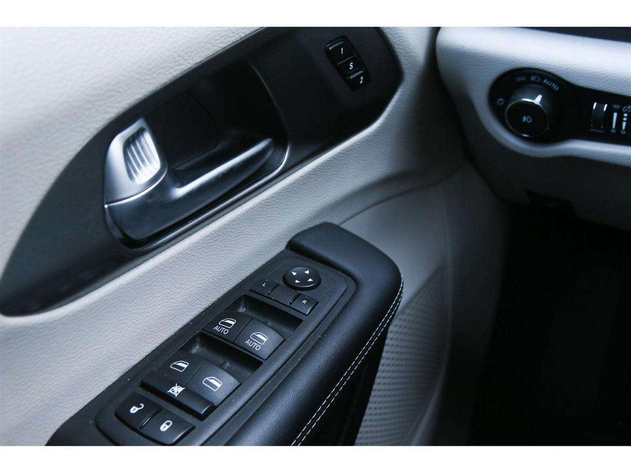 2023 Chrysler Pacifica Touring L  AWD Photo