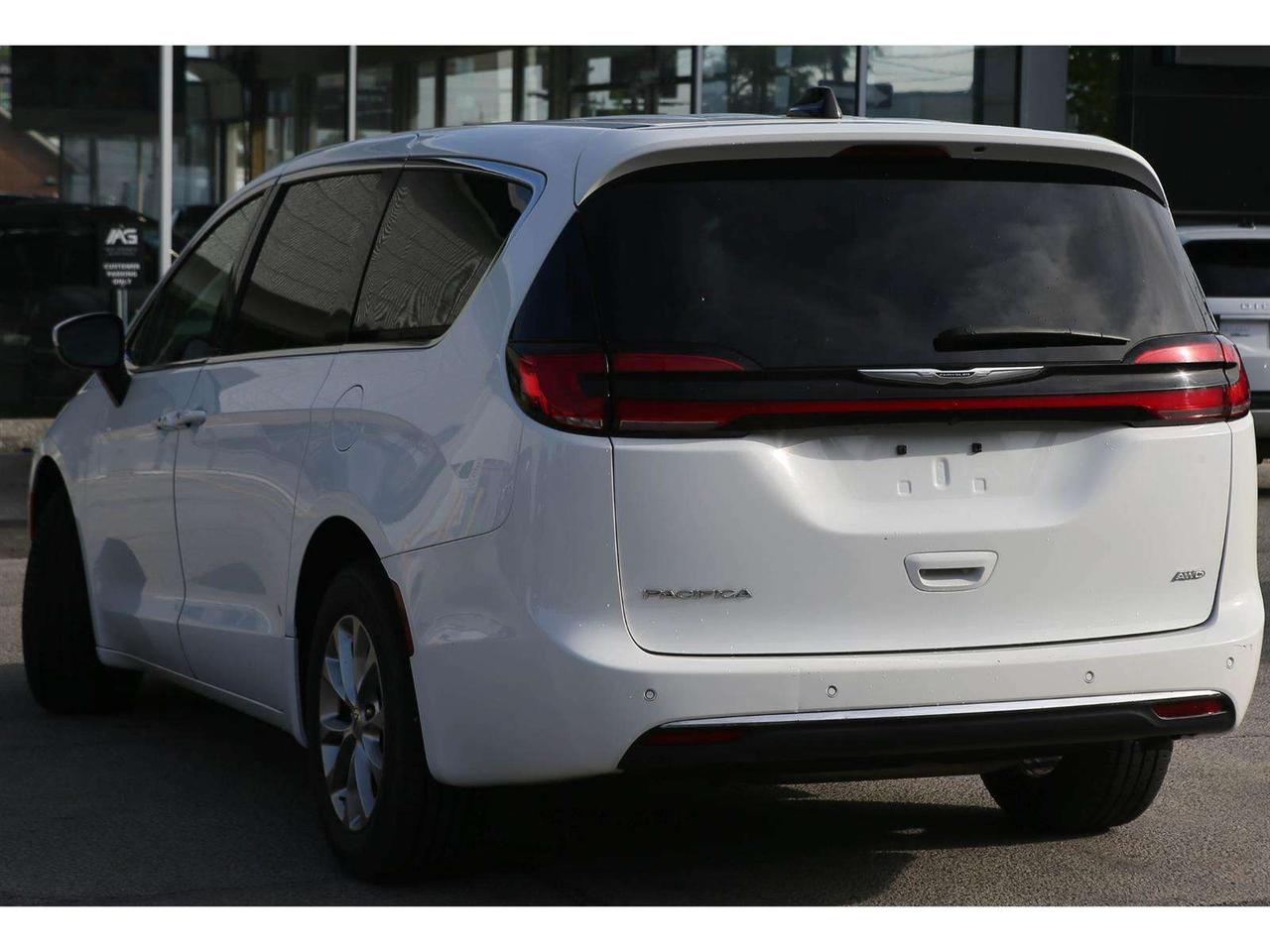 2023 Chrysler Pacifica TOURING L AWD Photo4