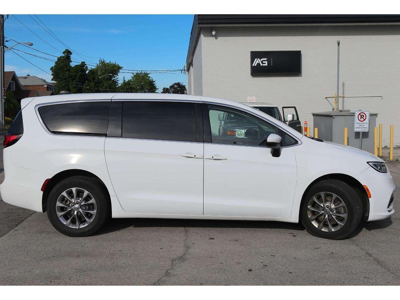 2023 Chrysler Pacifica TOURING L AWD Photo